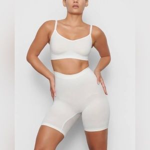 SKIMS Seamless Mid Thigh Sculpting Short Size XXS-XS color Marble (Ivory)